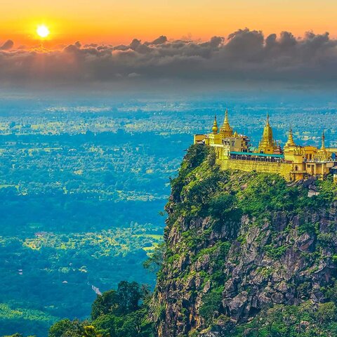 Mount Popa in der Sonne Myanmar