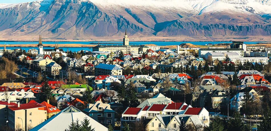 Der Ausblick über die Reykjavik und den Berg Esja , Island