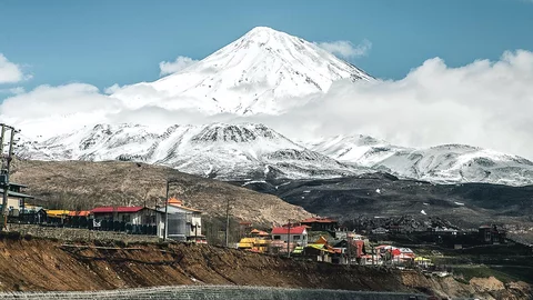 Blick auf den schneebedeckten Gipfel des Damavands