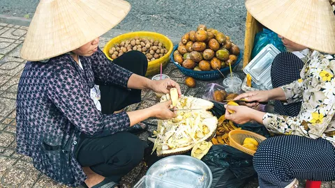 Straßenverkäuferinnen in Saigon