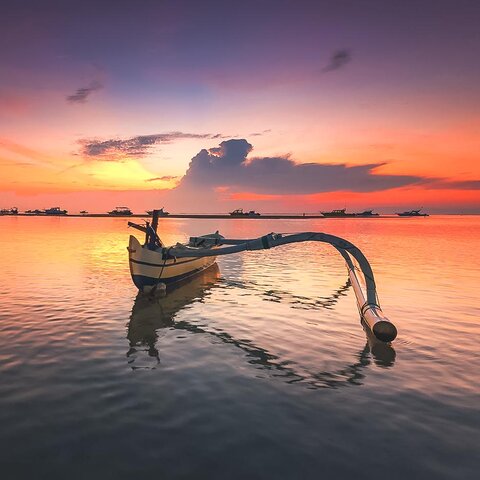 Sonnenuntergang am Strand von Sanur in Indonesien