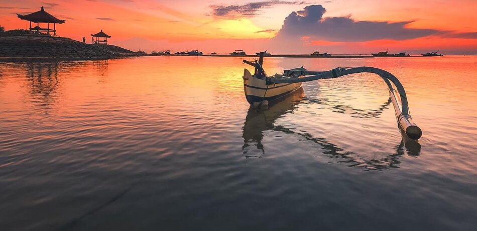 Sonnenuntergang am Strand von Sanur in Indonesien