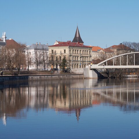 Der Fluss Emajogi in Tartu, Estland