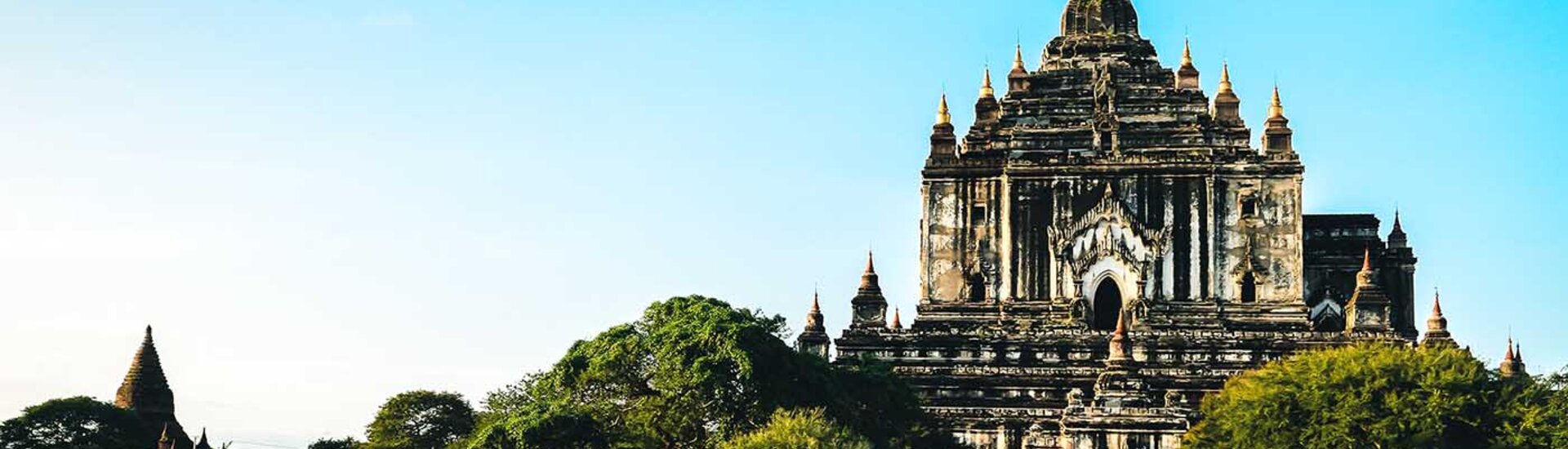 Blauer Himmel über Thatbyinnyu Tempel, Myanmar