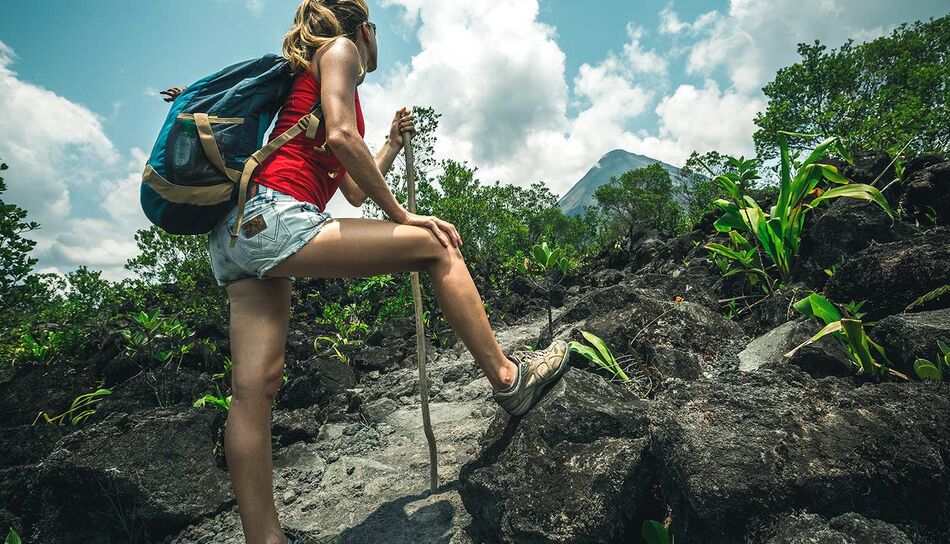 Frau beim Wandern am Arenal Vulkan 