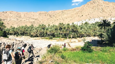 Wanderer im Wadi Bani Khalid