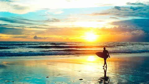 Indonesien Surfer am Strand in Bali