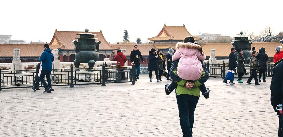 Mutter mit Kind in der verbotenen Stadt in Peking, China