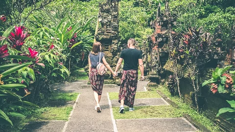 Paar in einem Tempel auf Bali