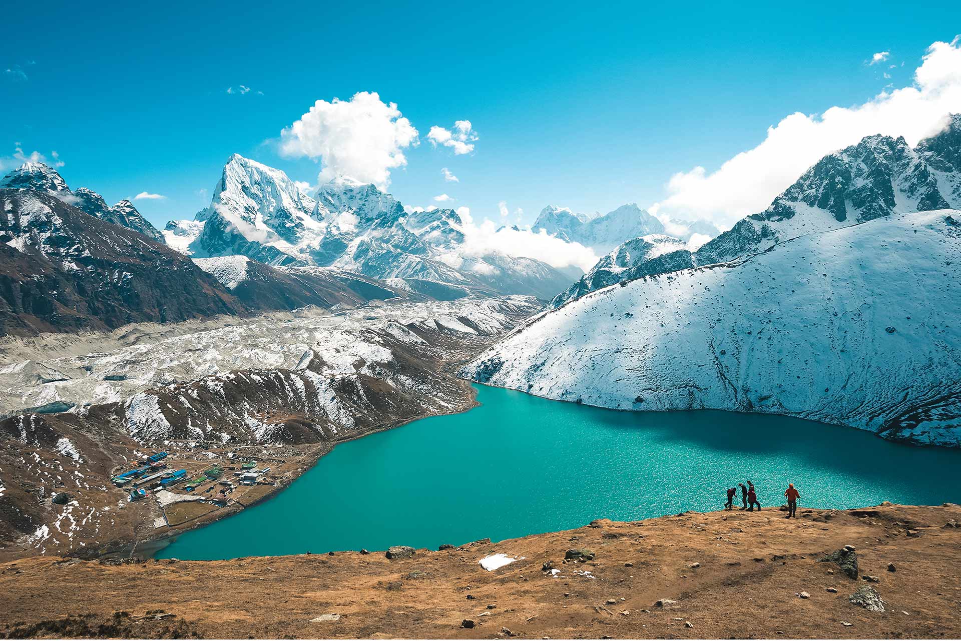 Гималаи озера. Озеро Гокио Непал. Национальный парк Сагарматха Непал. Gokyo Lakes Trek. Озеро в Гималаях.