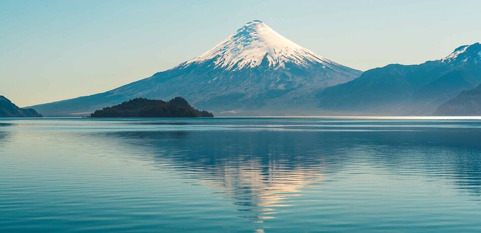 Der Osorno Vulkan spiegelt sich im Wasser