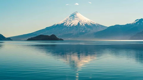 Der Osorno Vulkan spiegelt sich im Wasser