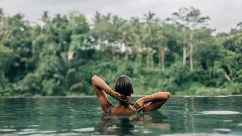 Indonesien Frau im Pool in Ubud