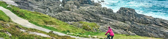 Fahrradfahrerin auf dem Atlantic Way 