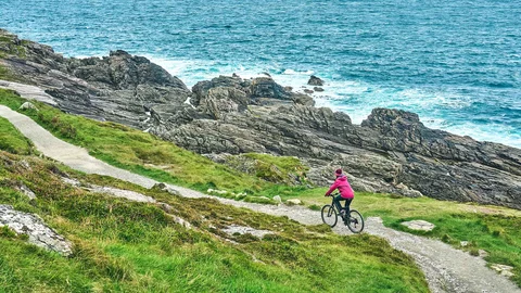 Fahrradfahrerin auf dem Atlantic Way 