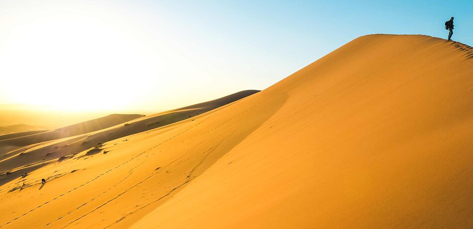 Frau in der Sahara Wüste in Marokko