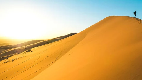 Frau in der Sahara Wüste in Marokko