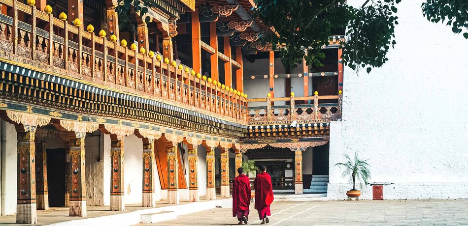 Mönche im Punakha Dzong