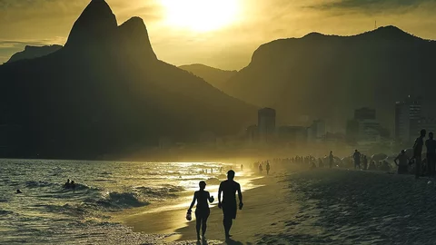 Ein Paar am Ipanema Strand, Rio de Janeiro, Brasilien