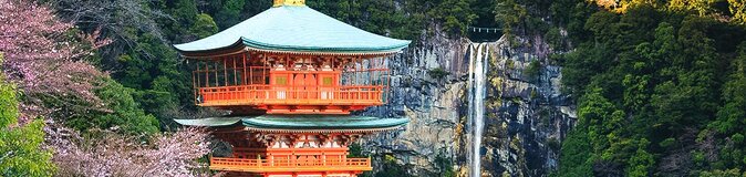 Tempel und Wasserfall in Nachisan