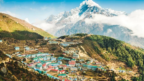 Nepal: Dorf vor Bergkulisse 