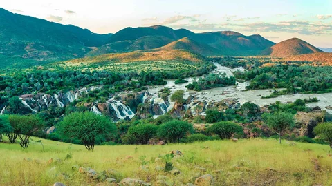 Blick auf die grüne Landschaft des Kunene Flusses und der Epupa Wasserfälle