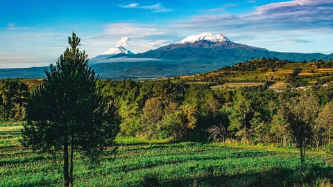 Blick auf die beiden Vulkane Izaccihuatl und Popocatepetl