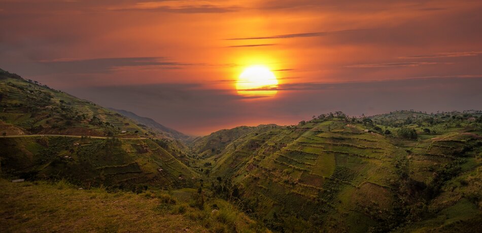 Sonnenuntergang über den Bergen von Ruanda