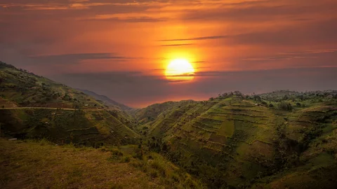 Sonnenuntergang über den Bergen von Ruanda