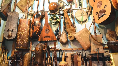 Traditionelle Musikinstrumente der Gnaoua in Essaouria, Marokko