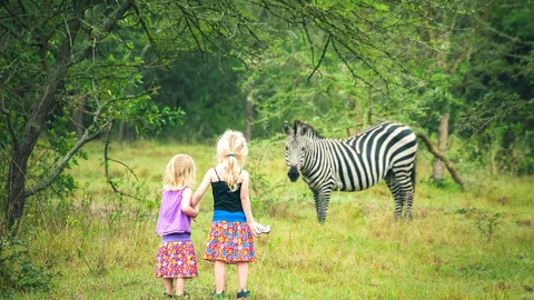Südafrika zwei Mädchen mit Zebra