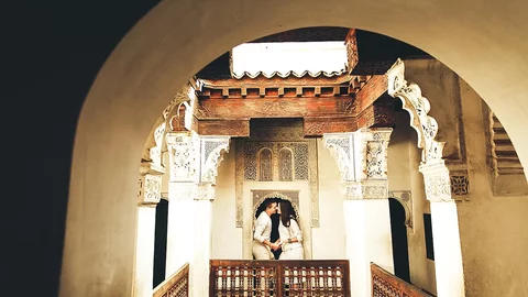Ein Paar in den Flitterwochen in Marokko