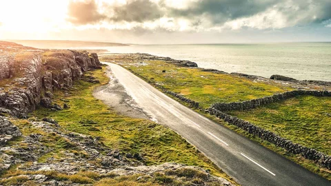 Einsame Straße an Irlands Westküste 