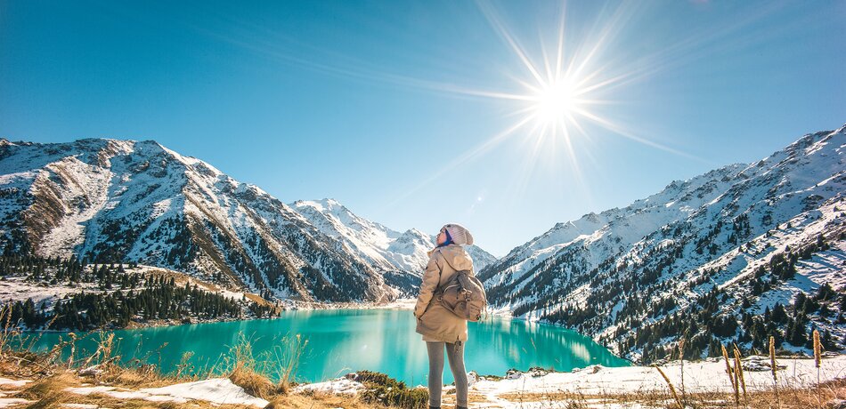 Touristin vor Almaty See im Winter 