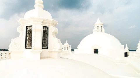 Weißes Dach einer Kathedrale in Leon Nicaragua