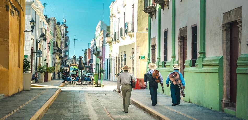 Mariachi Musiker spazieren auf einer Straße in Campeche