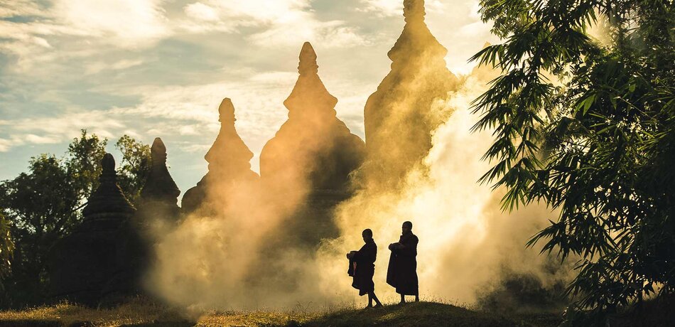 Mönche vor Pagoden in Myanmar