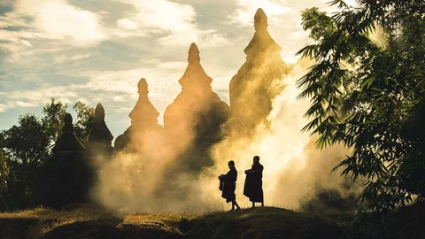 Mönche vor Pagoden in Myanmar