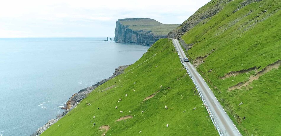 Eine Küstenstraße auf den Färöer Inseln