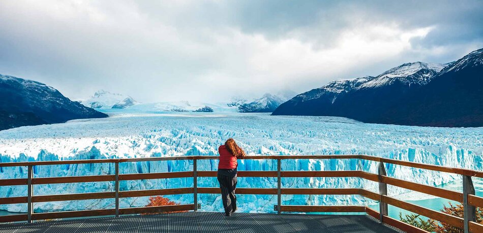 Eine Person genießt den Ausblick auf den Moreno Gletscher