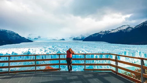 Eine Person genießt den Ausblick auf den Moreno Gletscher