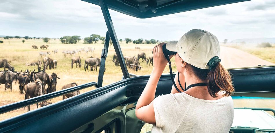 Frau bei einer Safari im Serengeti Nationalpark
