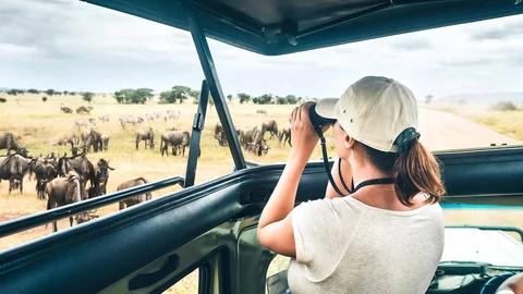 Frau bei einer Safari im Serengeti Nationalpark