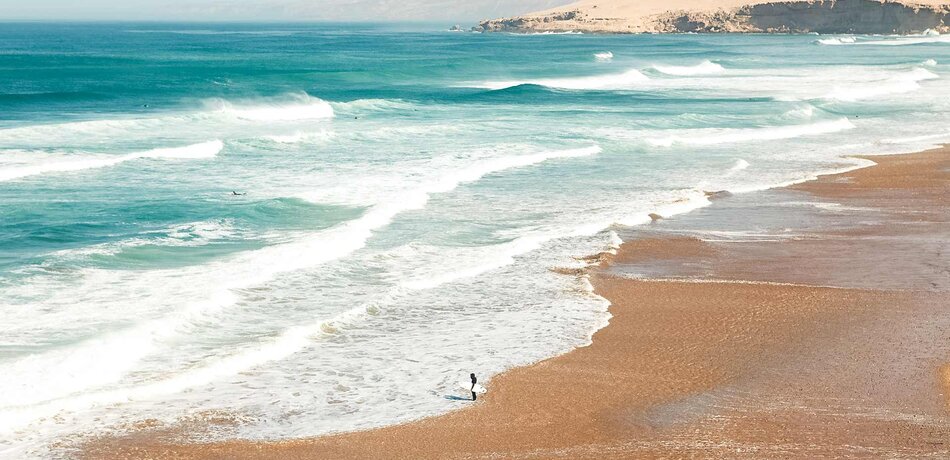 Strand mit Wellen zum Surfen in Marokko