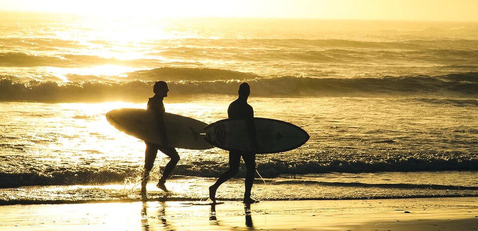 Surfer an der Küste von Südafrika