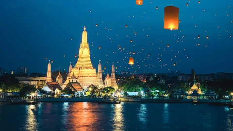 Laternen an Neujahr vor dem Wat Arun in Bangkok