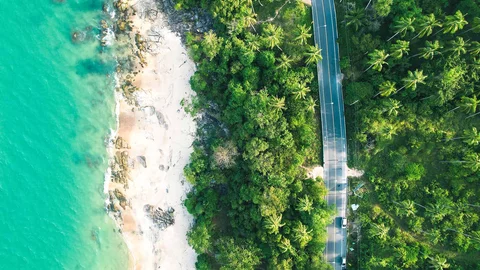 Blick aus der Luft auf den Strand Patong auf Phuket 